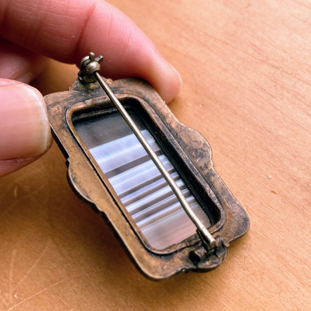 Antique Victorian Biedermeier Brooch with Striped Agate and Meander Pattern - Picture 6 of 16